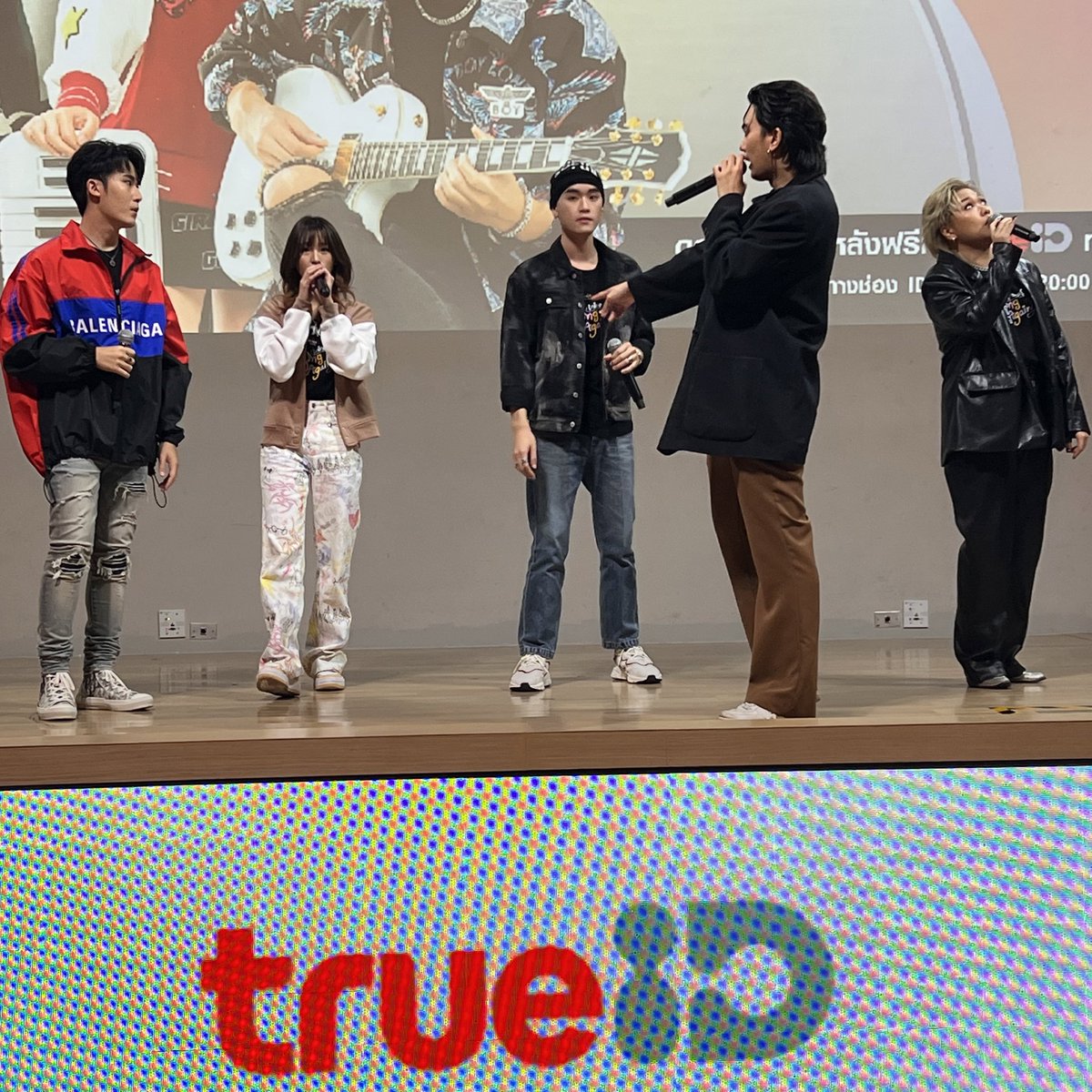 TrueID_TH's tweet photo. ซ้อมโชว์พิเศษจ้า!!
ติดตามชมถ่ายทอดสดงานแถลงข่าว #SingAgainTH #รักอีกครั้ง
วันนี้ 14:00 น. ทาง https://t.co/8kdUk9PbOO
แฮชแท็กวันนี้ #.SingAgainPressCon
เริ่มเทรนด์ 13:00 น.
#saint_sup #Laylayo #TrueID #TrueCJ #narathepnupa #PreenP #markntk #famechawin #เมโกะชนนิกานต์ https://t.co/1XSyaP4xSo