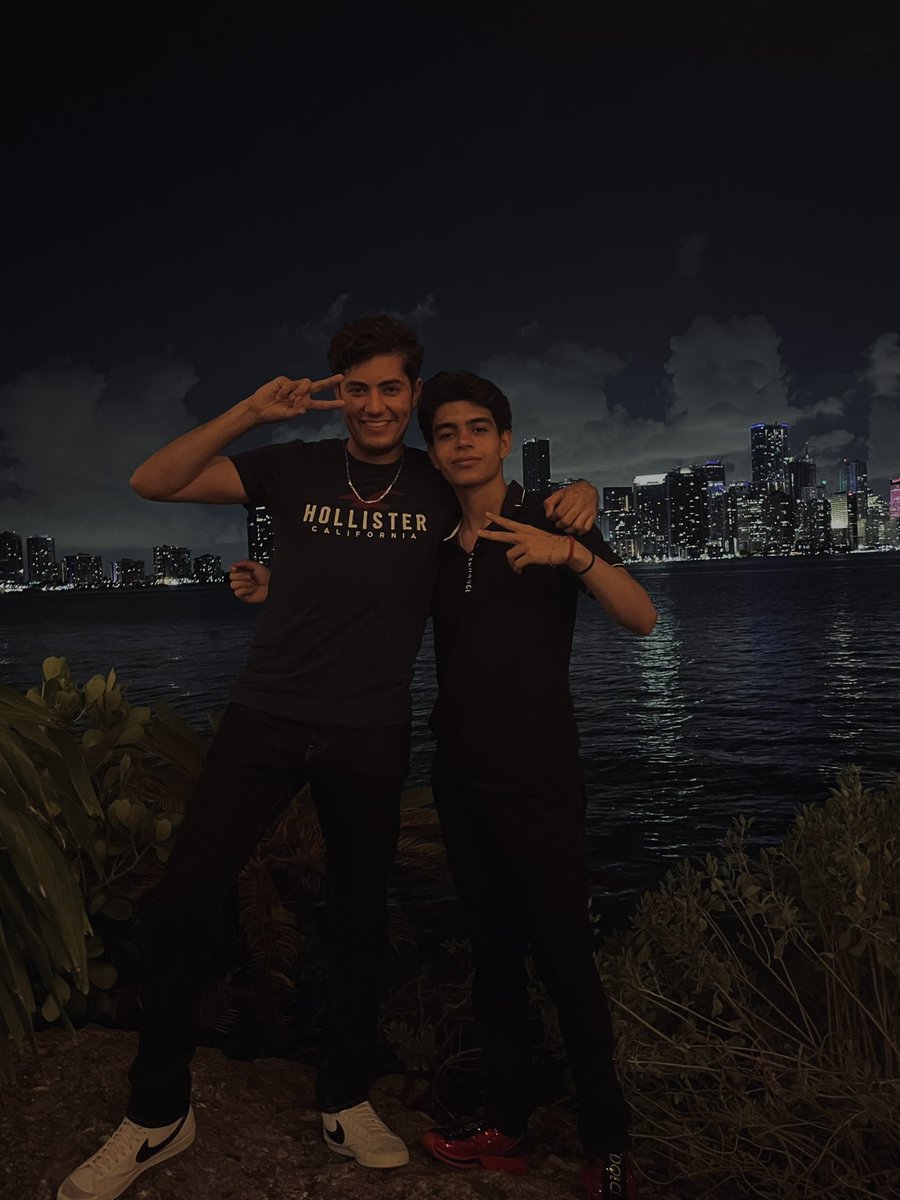 7 años de amistad en línea y hoy por fin lo conocí en persona, desde Miami con mi amigote 🤌🏻❤️