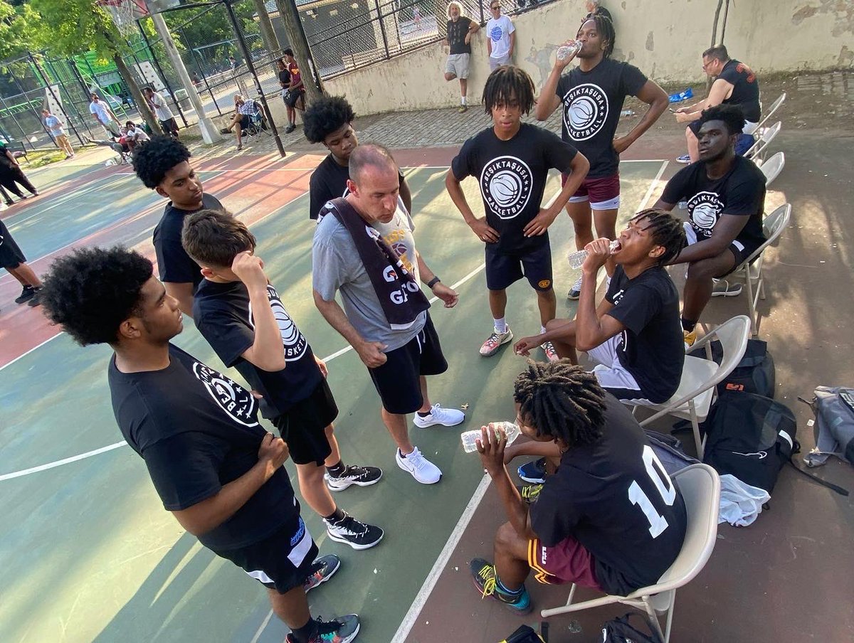BesiktasUsa1903's tweet photo. BesiktasUSA Derneği , Beşiktaş çatısı altında bir ilke daha imza atarak; 
New York Bronx’ta, yaz döneminde  gerçekleştirilen ‘Riverdale Summer League’ turnuvasıba katılıyor. 
@besiktas @BJK_Basketbol #riverdalesummerleague #besiktasusa #Besiktas https://t.co/w5EvgSS0a8