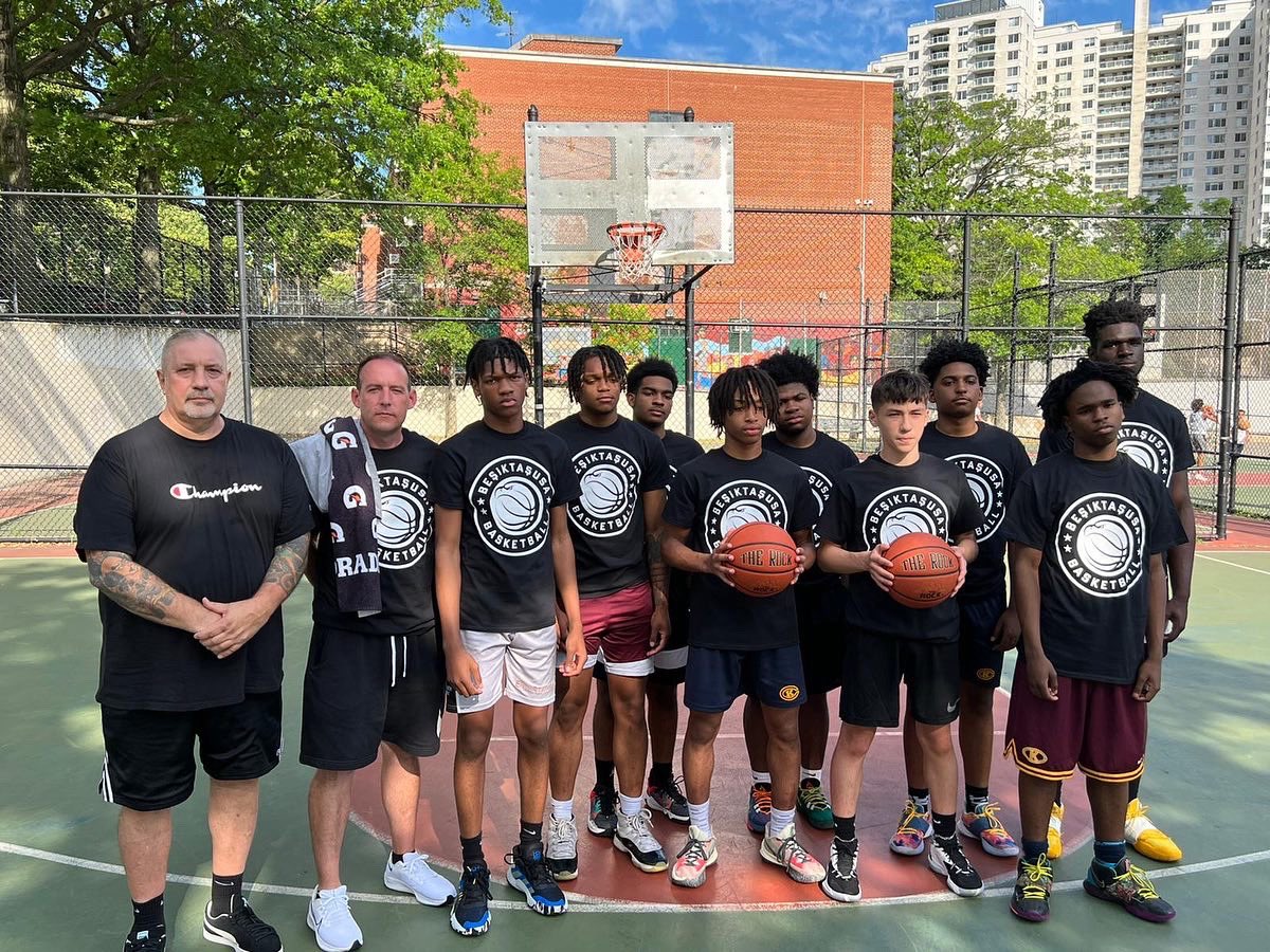 BesiktasUsa1903's tweet photo. BesiktasUSA Derneği , Beşiktaş çatısı altında bir ilke daha imza atarak; 
New York Bronx’ta, yaz döneminde  gerçekleştirilen ‘Riverdale Summer League’ turnuvasıba katılıyor. 
@besiktas @BJK_Basketbol #riverdalesummerleague #besiktasusa #Besiktas https://t.co/w5EvgSS0a8