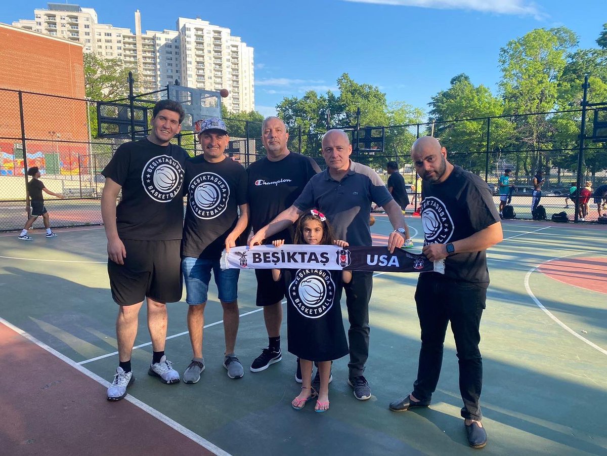 BesiktasUsa1903's tweet photo. BesiktasUSA Derneği , Beşiktaş çatısı altında bir ilke daha imza atarak; 
New York Bronx’ta, yaz döneminde  gerçekleştirilen ‘Riverdale Summer League’ turnuvasıba katılıyor. 
@besiktas @BJK_Basketbol #riverdalesummerleague #besiktasusa #Besiktas https://t.co/w5EvgSS0a8