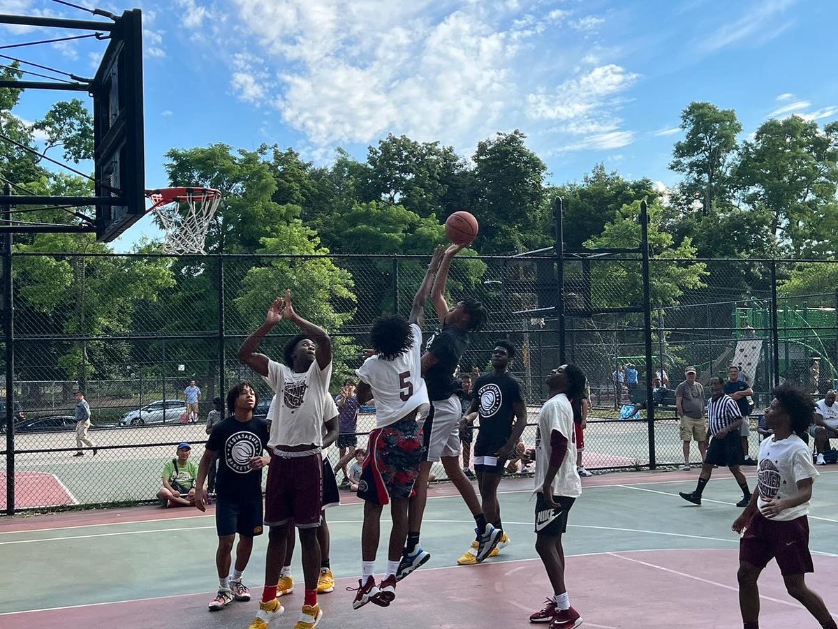 BesiktasUsa1903's tweet photo. BesiktasUSA Derneği , Beşiktaş çatısı altında bir ilke daha imza atarak; 
New York Bronx’ta, yaz döneminde  gerçekleştirilen ‘Riverdale Summer League’ turnuvasıba katılıyor. 
@besiktas @BJK_Basketbol #riverdalesummerleague #besiktasusa #Besiktas https://t.co/w5EvgSS0a8