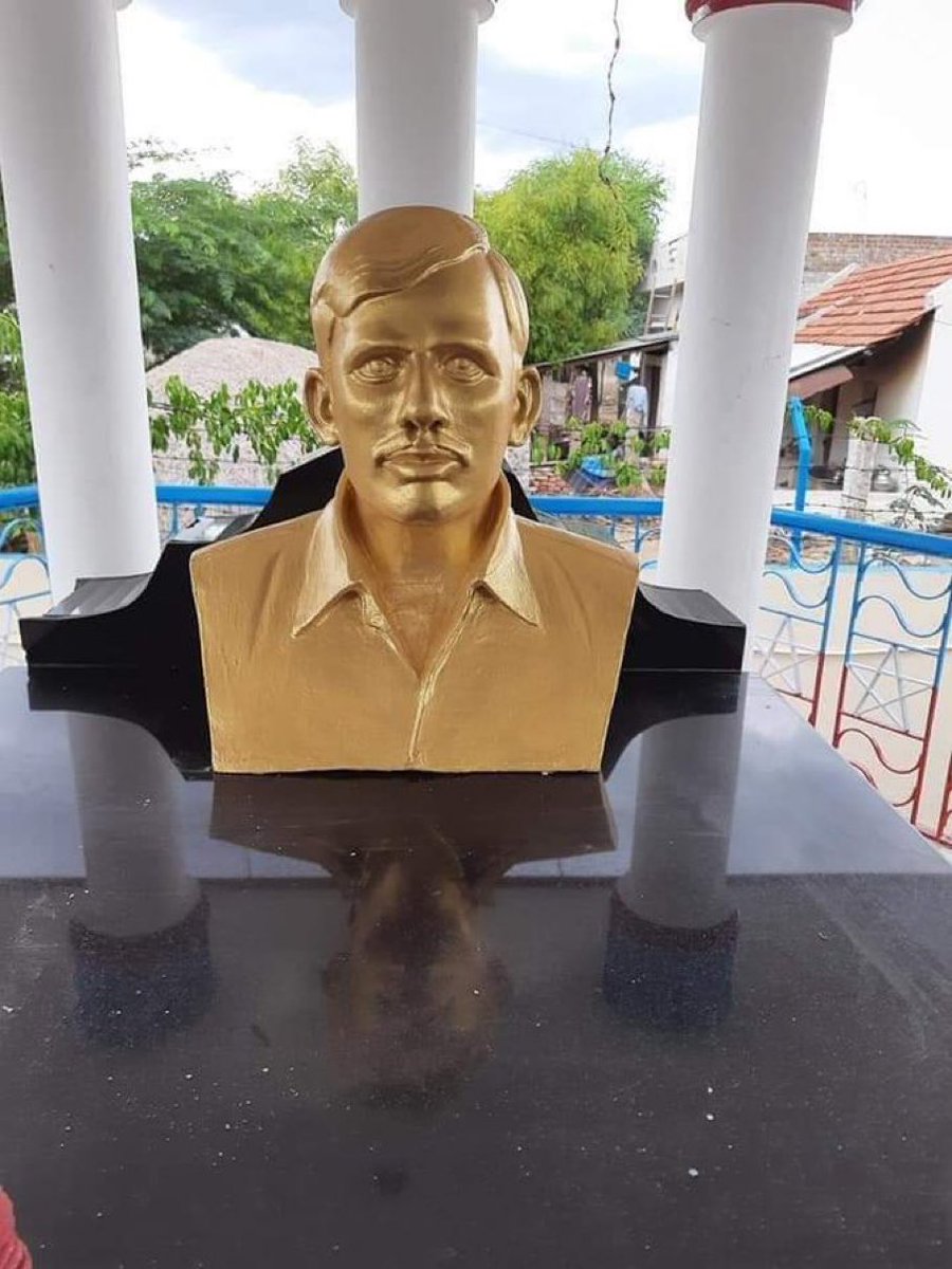 VanniArasu_VCK's tweet photo. #உள்ளாட்சி_சமூகநீதி_நாள் 
#மேலவளவுபோராளிகள் 
1997 சூன் 30 இதே நாளில் ஏழு தலித்கள் வெட்டி படுகொலை செய்யப்பட்டனர்.
பொதுத்தொகுதி மேலவளவு ஊராட்சியை தனித்தொகுதியாக அரசு அறிவித்தது.தோழர் முருகேசன் வேட்புமனு தாக்கல் செய்கிறார்.
பறப்பய எப்படி தலைவனாகலாம் என முருகேசனை பேருந்தில் வைத்து https://t.co/fJF9a6XA6m