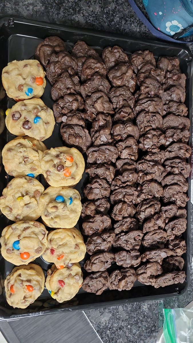 STEM_Chang's tweet image. Finished baking about 180 cookies for the awesome staff at BCSS.  Another great year complete deserves a delicious treat.  Peanut butter chocolate Reese's Pieces, chocolate chip M&amp;amp;Ms, and double chocolate chip.  Hope people have a sweet tooth.   @principalbcss @bcssbucks @bcsssac