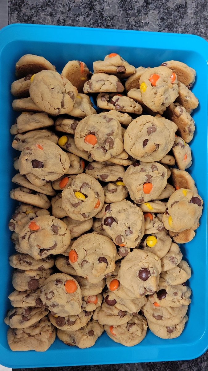 STEM_Chang's tweet image. Finished baking about 180 cookies for the awesome staff at BCSS.  Another great year complete deserves a delicious treat.  Peanut butter chocolate Reese's Pieces, chocolate chip M&amp;amp;Ms, and double chocolate chip.  Hope people have a sweet tooth.   @principalbcss @bcssbucks @bcsssac