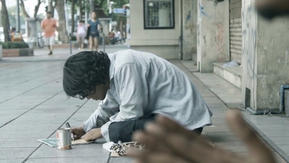 HabisNontonFilm's tweet photo. Film Thailand emang selalu bisa bikin ngakak. 😂

Baru nonton Chooser, film pendek lucu tanpa dialog tentang dua pengemis yang saling adu strategi supaya bisa dapat duit lebih banyak. 

Film ini ngebuktiin kalo copywriting itu penting! ✍️

Link: https://t.co/lnysvRBW23 https://t.co/1t51FiV20D