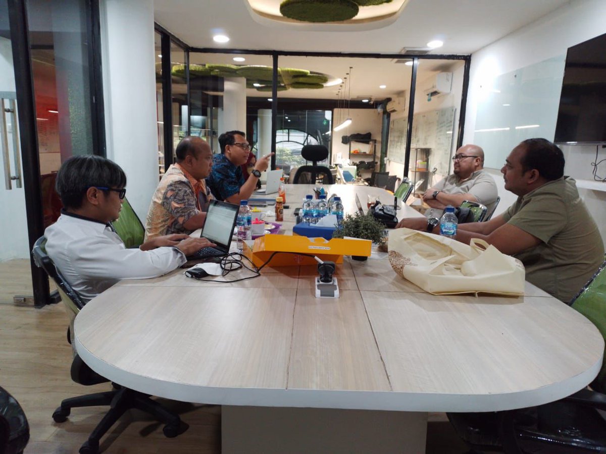 APVIofficial's tweet photo. Institute for Development of Economics and Finance @indef_official dan @apviofficial bersepakat untuk melakukan studi dalam 6-8 bulan kedepan mengenai industri rokok elektrik. Semoga studi ini dapat memberi manfaat yang banyak bagi industri kami.
#apvi
#indef
#studirokokelektrik https://t.co/UGCiTSgJ60