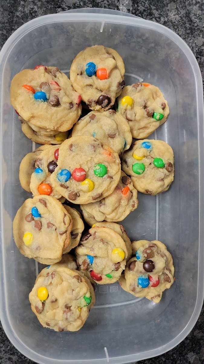 STEM_Chang's tweet image. Finished baking about 180 cookies for the awesome staff at BCSS.  Another great year complete deserves a delicious treat.  Peanut butter chocolate Reese's Pieces, chocolate chip M&amp;amp;Ms, and double chocolate chip.  Hope people have a sweet tooth.   @principalbcss @bcssbucks @bcsssac
