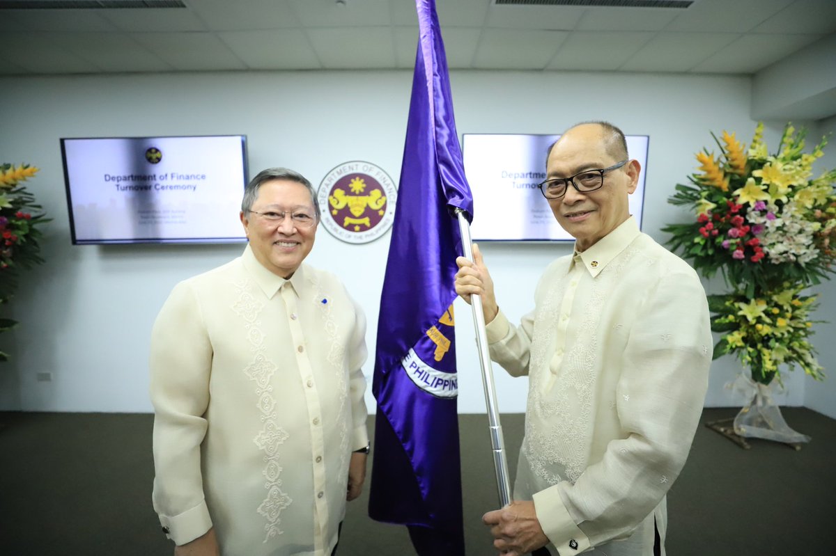 SecSonnySays's tweet photo. I officially handed over to incoming Finance Secretary @GovBenDiokno a DOF that has substantially contributed to the task of building the nation by initiating and tirelessly working for reforms that will prepare the PH for the new economy and sustain its post-pandemic recovery. https://t.co/nmMcNraQpg