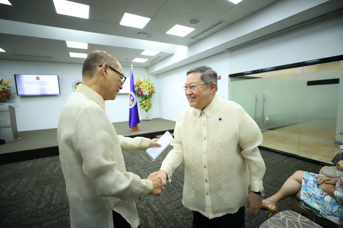 I officially handed over to incoming Finance Secretary @GovBenDiokno a DOF that has substantially contributed to the task of building the nation by initiating and tirelessly working for reforms that will prepare the PH for the new economy and sustain its post-pandemic recovery.