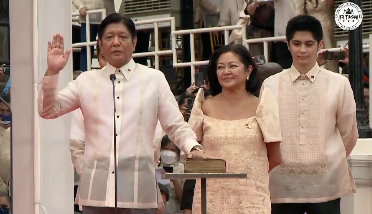 pcogovph's tweet photo. Mga kababayan, ang ika-17 na Pangulo ng Republika ng Pilipinas - Pangulong Ferdinand "Bongbong" Marcos Jr.
Mabuhay ang Pilipinas!
#workingPCOO
#MarcosInaugural https://t.co/m0sxR45aGE