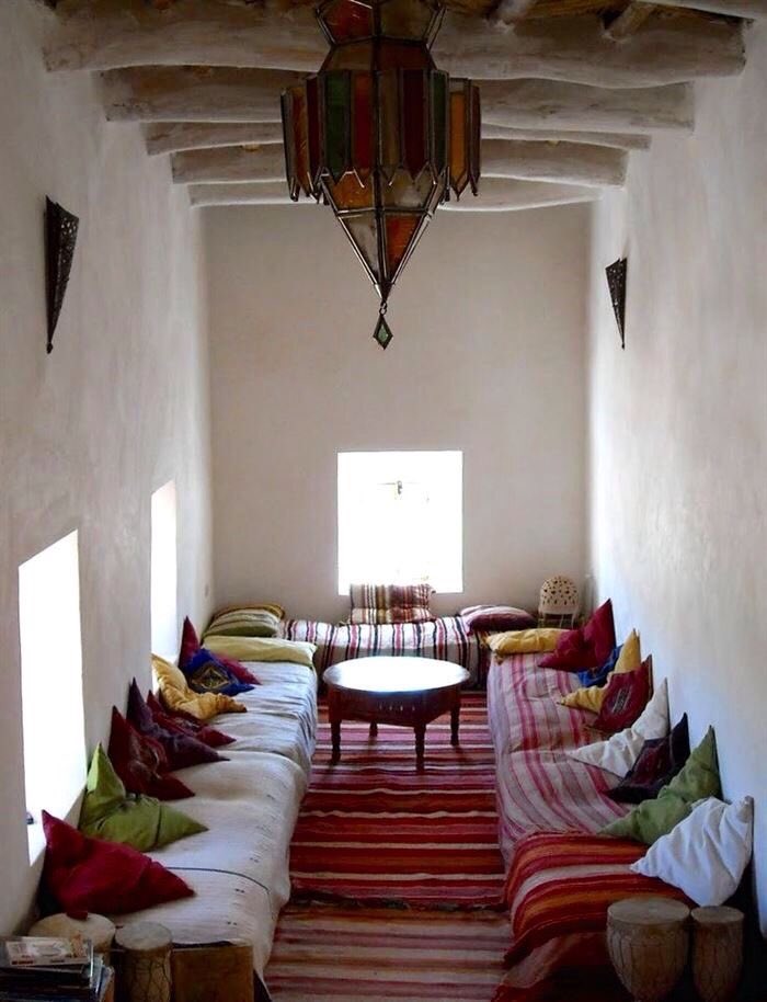 #المجالس_التراثية
تجلت فيها مفهوم  #أنسنة_المكان من خلال أبعاد المجلس حيث أن صغر عرضها يتيح التقارب والألفة والود بين الجالسين وهو أمر لم يعد حاضراً في مجالس اليوم.

#هل_تتفق؟