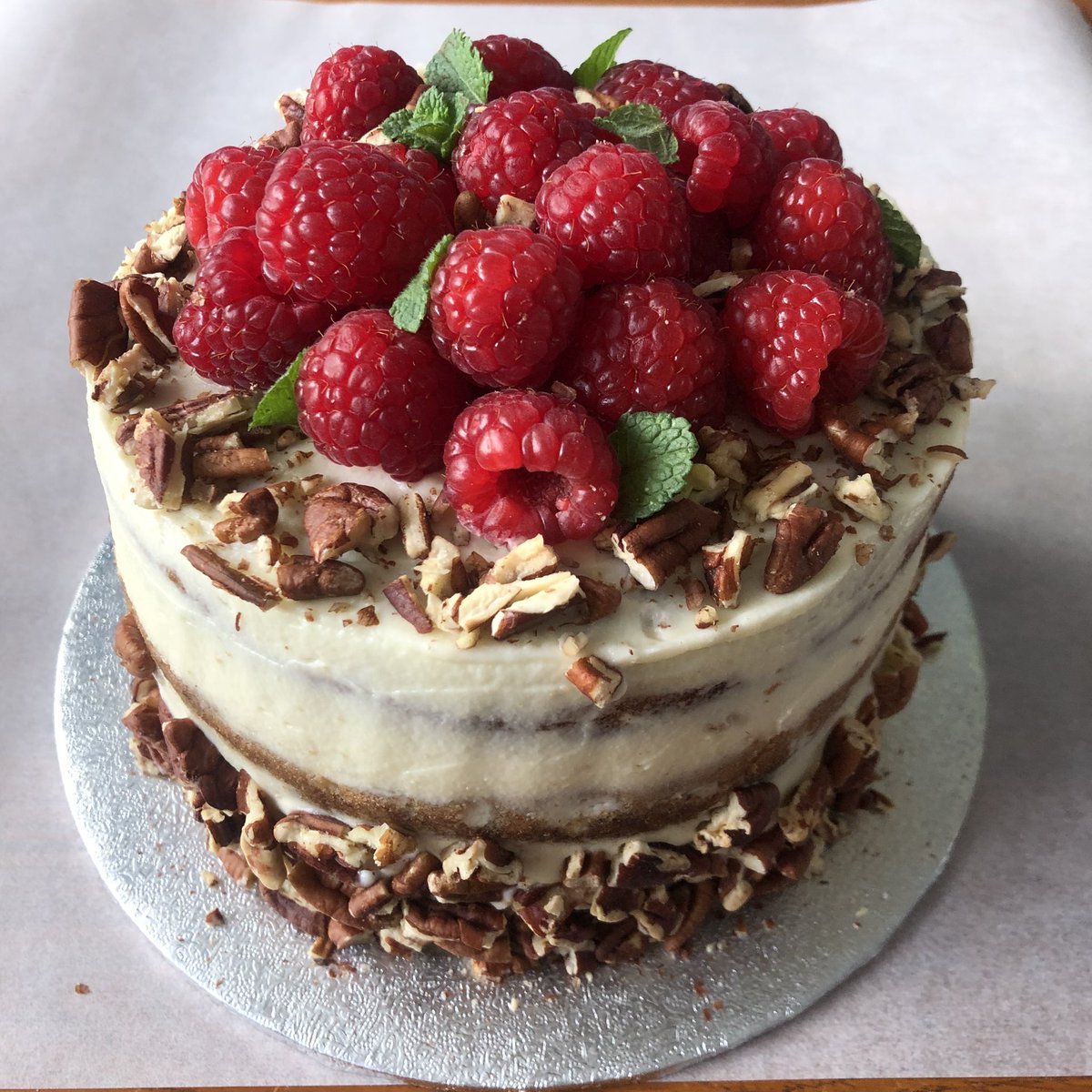 vanJenni_nl's tweet photo. Mercè 
•
#vanjenni #tilburg #cake #taart
•
carrot cake with cream cheese, pecans, topped with raspberries https://t.co/Ay4OZYCkUG