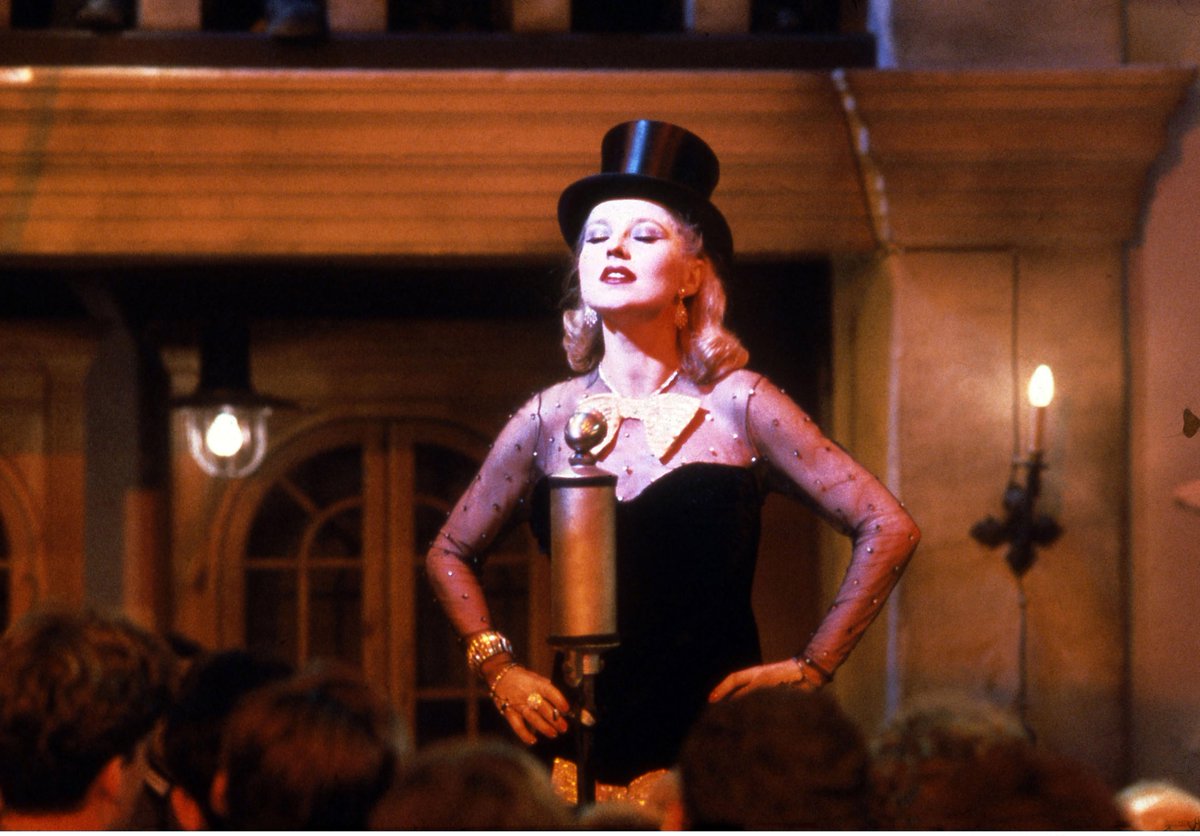 « Le cinéma ne rend pas immortel, il joue avec l’immortalité. Toutes ces projections de moi peuvent me gêner à un certain point. Je suis bien contente qu’elles existent, mais j’attends encore le rôle de ma vie. »
Hanna Schygulla x <a href="/franceinter/">France Inter</a> 
bit.ly/3u8qi8f