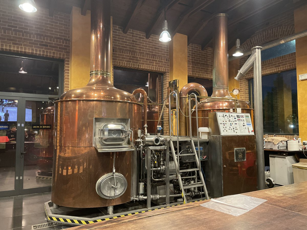 FrancescoVerdic's tweet photo. …dopo un lungo viaggio #sosta al #BirrificioDiComo per una bella #TagliataDiManzo ed un bel #Galletto con #Patate…🥩🍗🥔🍺
#Birrificio #Como #FullMachineSrl #Birra https://t.co/JgAZSnaXID