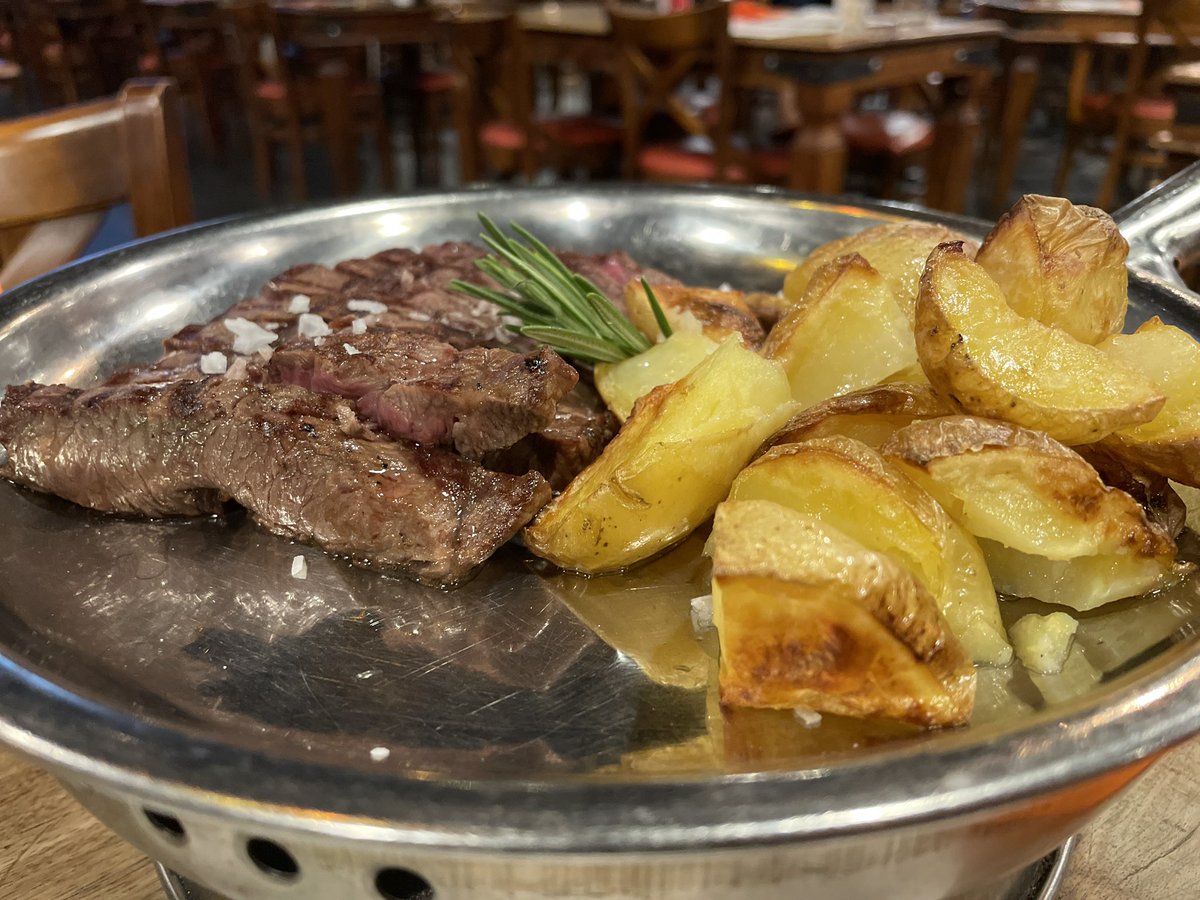 FrancescoVerdic's tweet photo. …dopo un lungo viaggio #sosta al #BirrificioDiComo per una bella #TagliataDiManzo ed un bel #Galletto con #Patate…🥩🍗🥔🍺
#Birrificio #Como #FullMachineSrl #Birra https://t.co/JgAZSnaXID