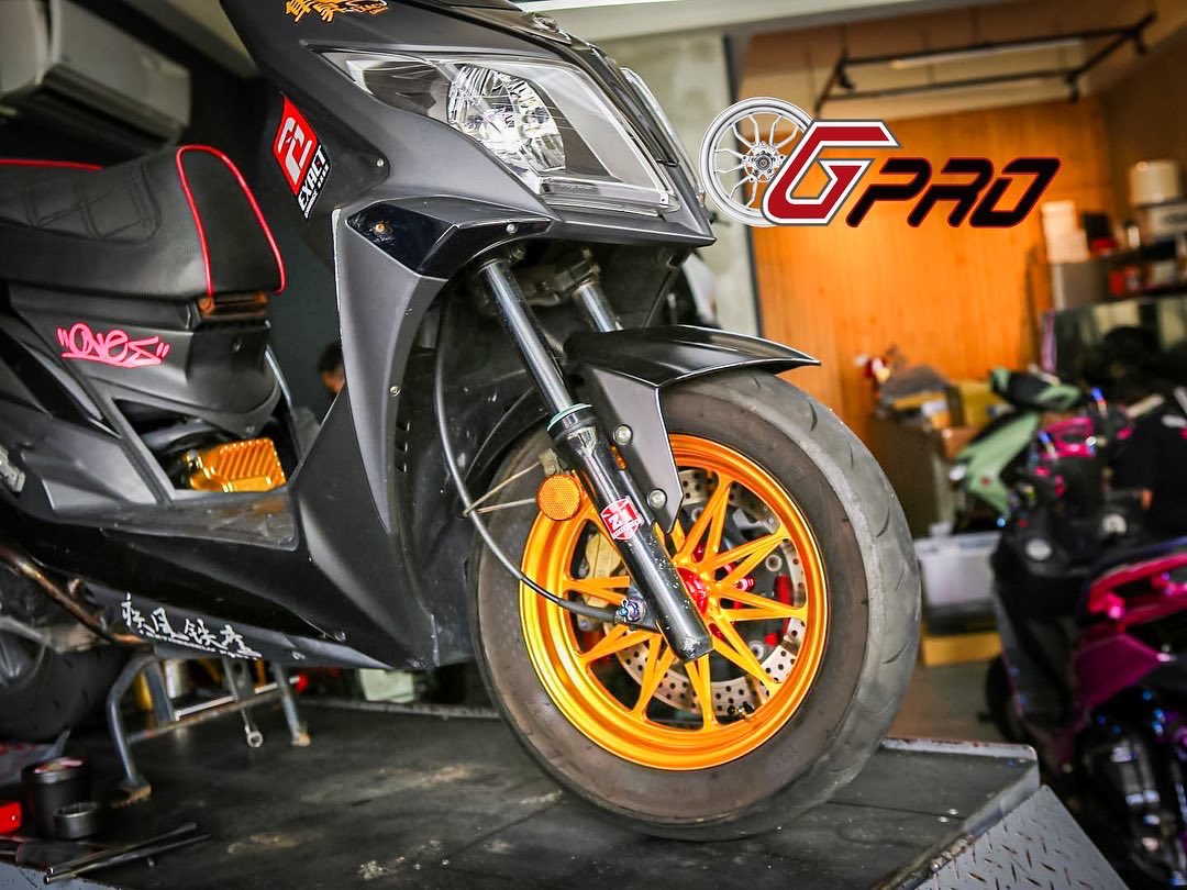 G_protech's tweet photo. Our friends @exactgarage knows how to spin a proper upgrade, this amazing Sym Jets just got dialed with a bright set of Gpro wheel rims GR10 coated with Gold anodize, what an outstanding match. https://t.co/GY2VDK1zHO