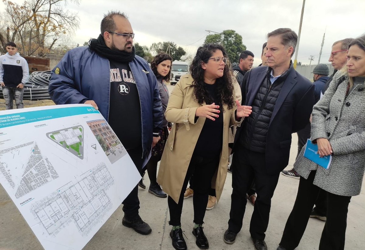 ebmalve's tweet photo. Esta semana es historica para los barrios populares de #lamatanza junto a @OpisuPba @HaciendaPBA @WorldBank se dio inicio a la obra de vivienda para San Petersburgo, se finaliza el anillo de agua para Puerta de Hierro y se trabajara para obtener las escrituras en B17 de Marzo🇦🇷 https://t.co/bU51bSy20S