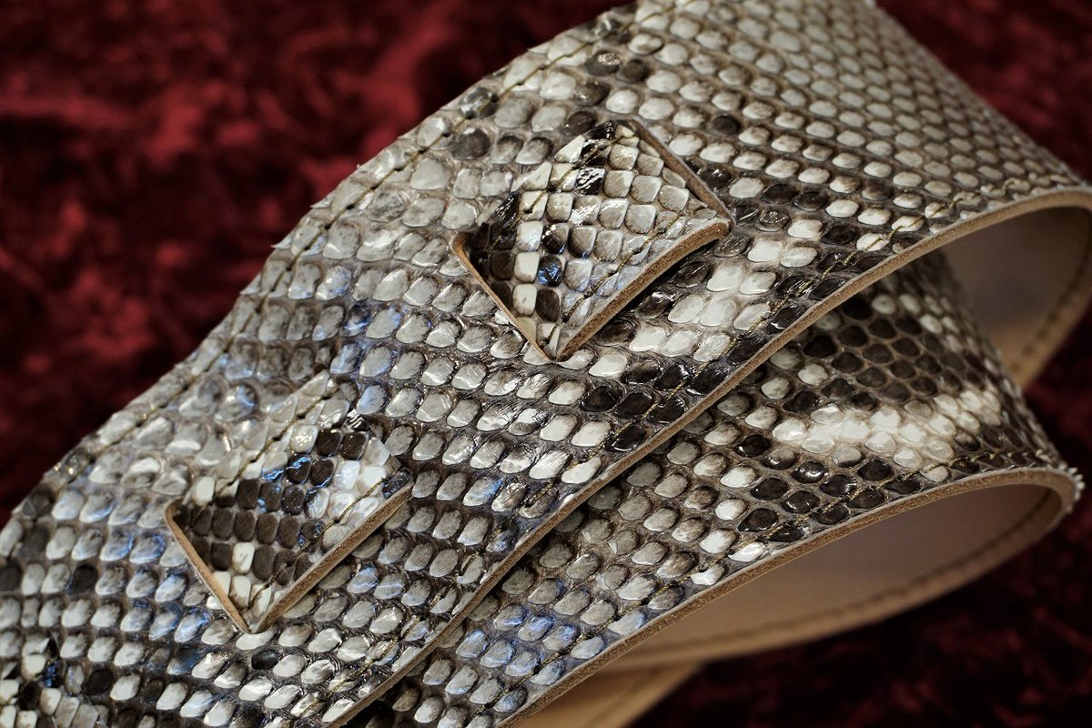 GCLUB_TOKYO's tweet photo. 【New Arrival】
Grande Uomo Diamond Python (ダイアモンドパイソン)
Outletで再入荷、1本のみです。
https://t.co/ij7tis4Vcv
#GrandeUomo #DaiamondPython #GuitarStrap #ダイヤモンドパイソン #GClubTokyo
@Grandeuomo2016 https://t.co/k3MnepDvVc