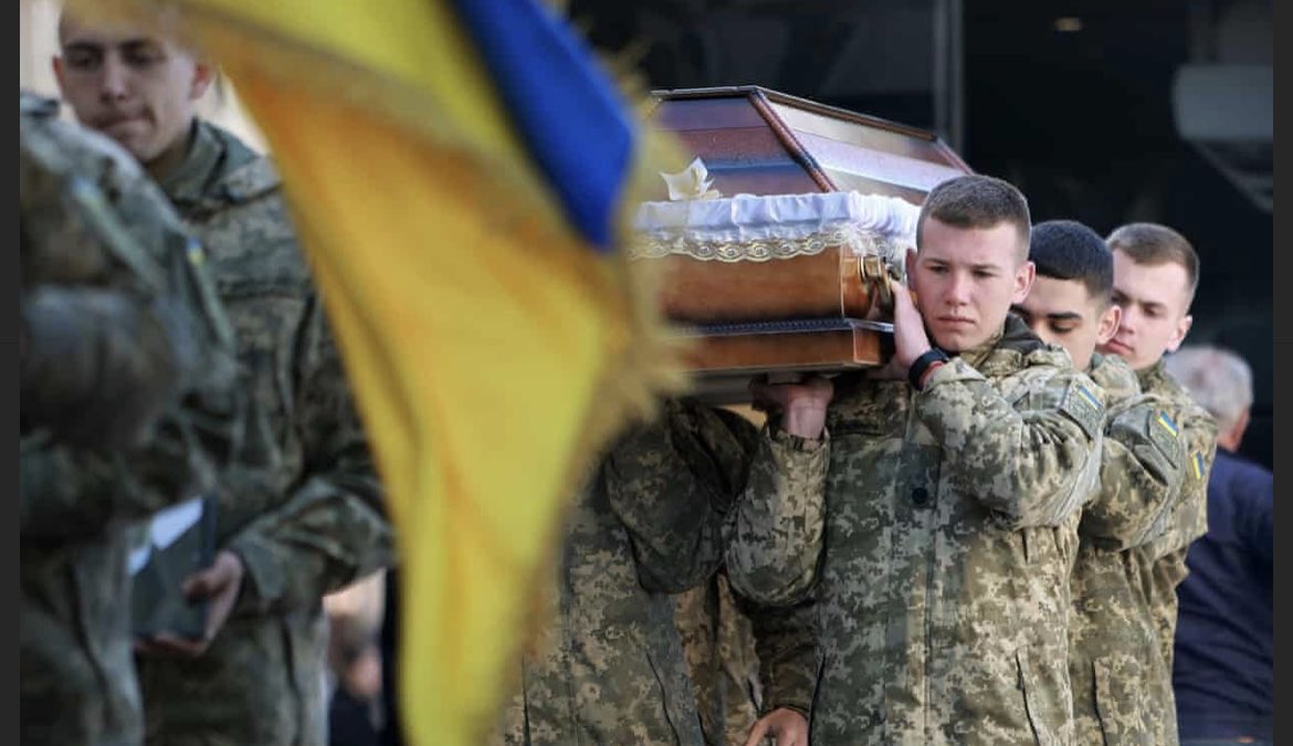 MikaAaltola's tweet image. Elämme Euroopassa mittavan sodan aikaa, jonka häntä tuntuu laajalti. Siitä, että asiat eivät ole tänä kesänä paljon huonommin, on kiittäminen Ukrainalaisia. Valtavalla inhimillisellä kärsimyksellä he pysäyttivät Venäjän laajat tavoitteet. Slava Ukraini.