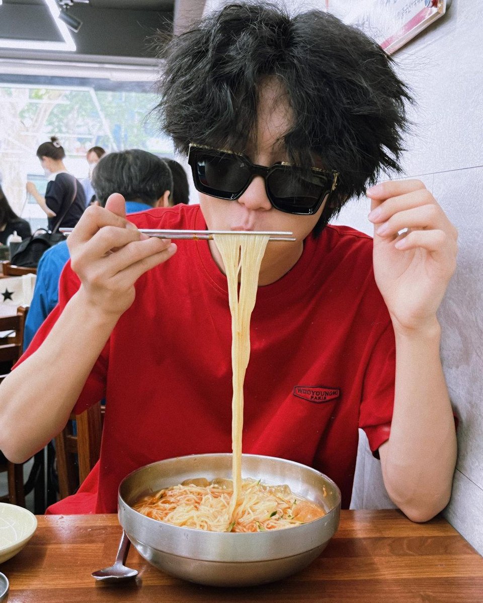 bignauightyboi's tweet photo. If you are swayed by the wind and the spring breeze, you are a flower. Busan and its fun stories that are precious in summer. https://t.co/pKHngB35zs