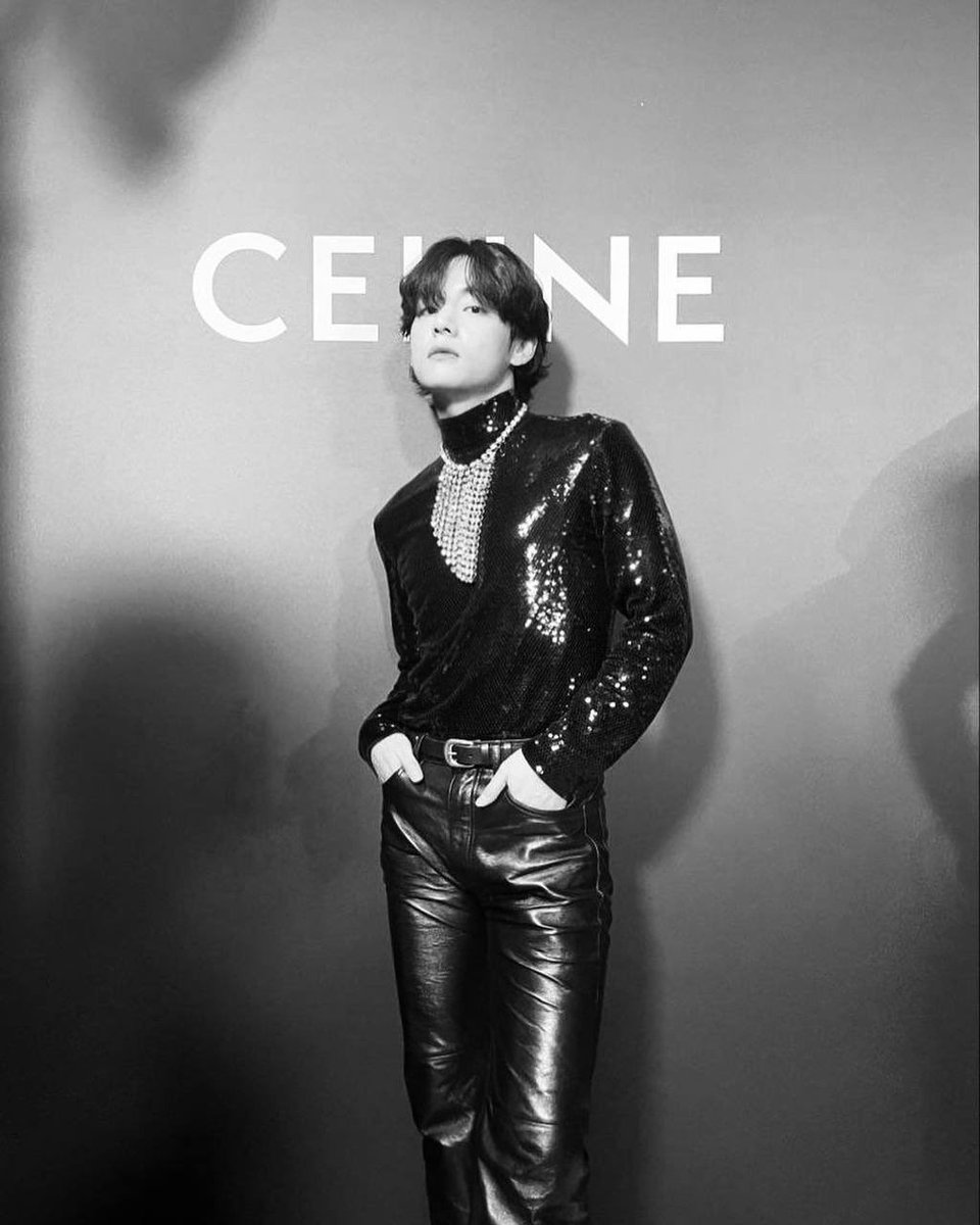 yoongia_a's tweet photo. Celine Тэхену к лицу
Боги, я в раю
#BTSARMY #TAEHYUNGxCeline #TAEHYUNG https://t.co/W5S47Z1uGs