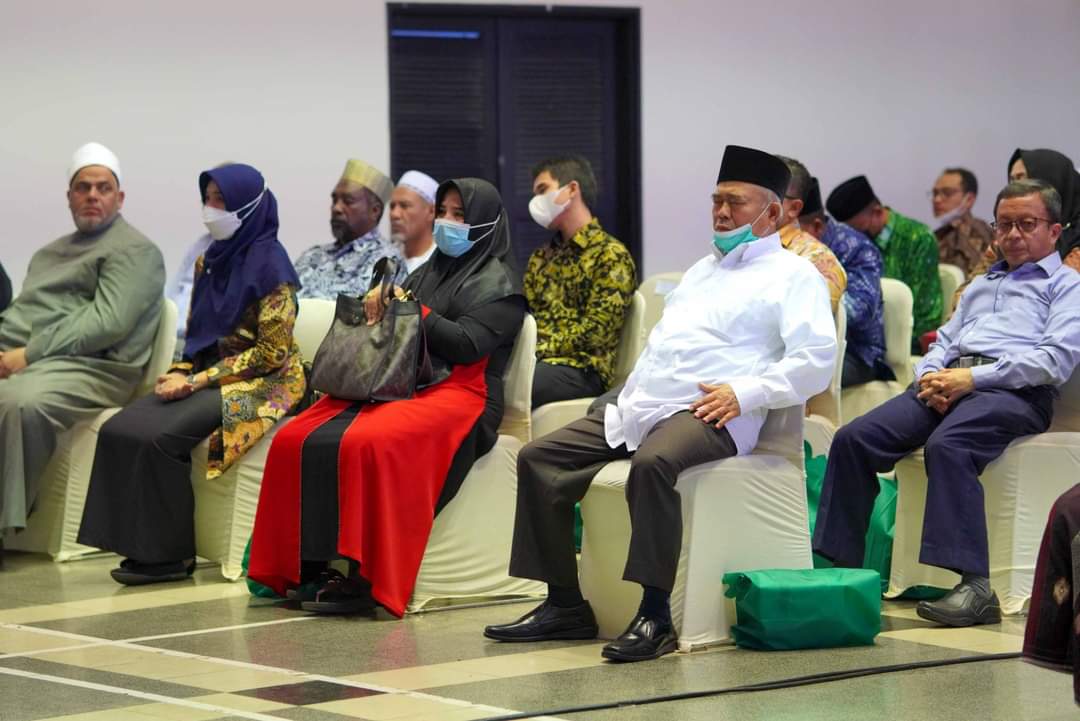 gusbarra__'s tweet photo. Rasa syukur yang tak terhingga, Alhamdulillah hari ini (28/6/2022) saya bisa menyandang gelar Doktor Filologi dan lulus dengan predikat memuaskan. https://t.co/2fjOcGDnl2