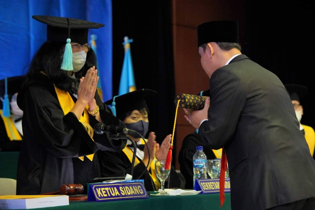 gusbarra__'s tweet photo. Rasa syukur yang tak terhingga, Alhamdulillah hari ini (28/6/2022) saya bisa menyandang gelar Doktor Filologi dan lulus dengan predikat memuaskan. https://t.co/2fjOcGDnl2