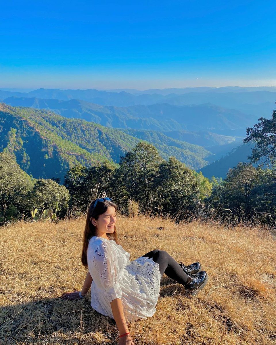 thehosteller's tweet image. Reasons to add #Kasardevi to your bucket list now!

Reason #1-#BinsarWildlifeSanctuary is a lush green paradise perfect for birdwatching! 🌲

Reason #2-Witness the universe at its best when you reach #ZeroPoint.🏔️

Reason #3-Indulge in fun activities like boating at #BhaluDam. 🚣