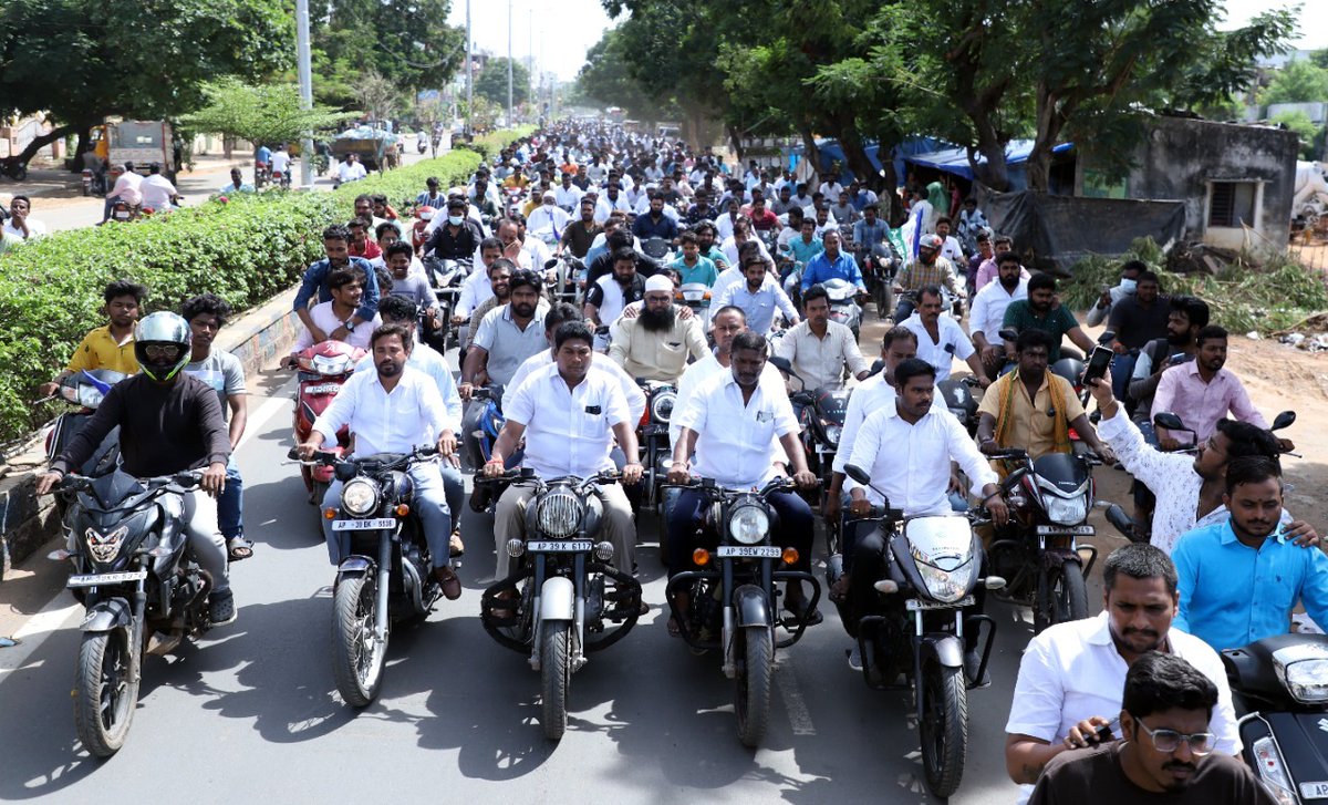 sravanAky's tweet photo. నెల్లూరు జిల్లా వై.ఎస్.ఆర్.కాంగ్రెస్ పార్టీ ప్లీనరీ సమావేశం  కి నెల్లూరు నగర శాసనసభ్యులు డాక్టర్ పి అనిల్ కుమార్ యాదవ్ @AKYOnline గారి ఆధ్వర్యంలో నెల్లూరు నగర వైఎస్సార్సీపీ కార్యాలయం (రాజన్న భవన్) నుంచి భారీ ర్యాలీ నిర్వహించారు... 
జై జగన్ అన్న @ysjagan
జై అనిల్ అన్న... https://t.co/D6KgHTycHh