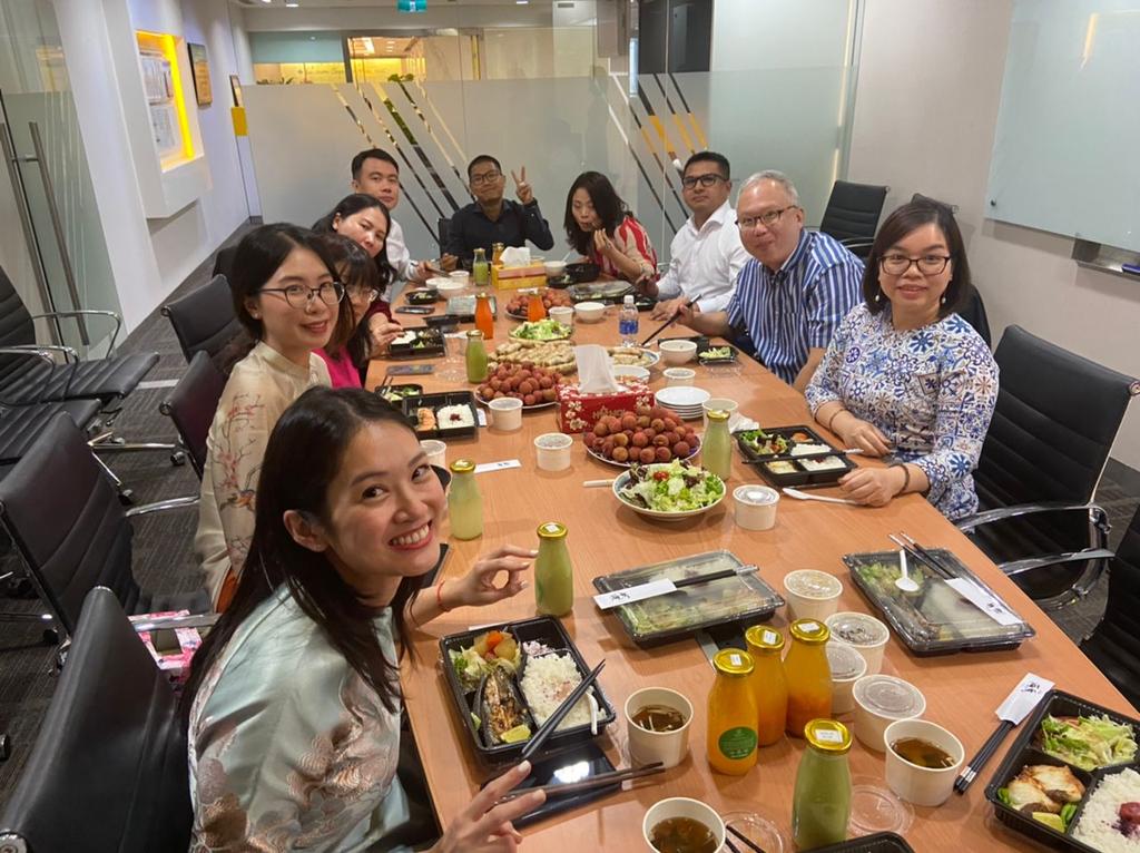 mikey59100's tweet photo. Best kind of team lunch: informal yet intimate. With the best fried spring rolls!! https://t.co/OPsgybsTeL