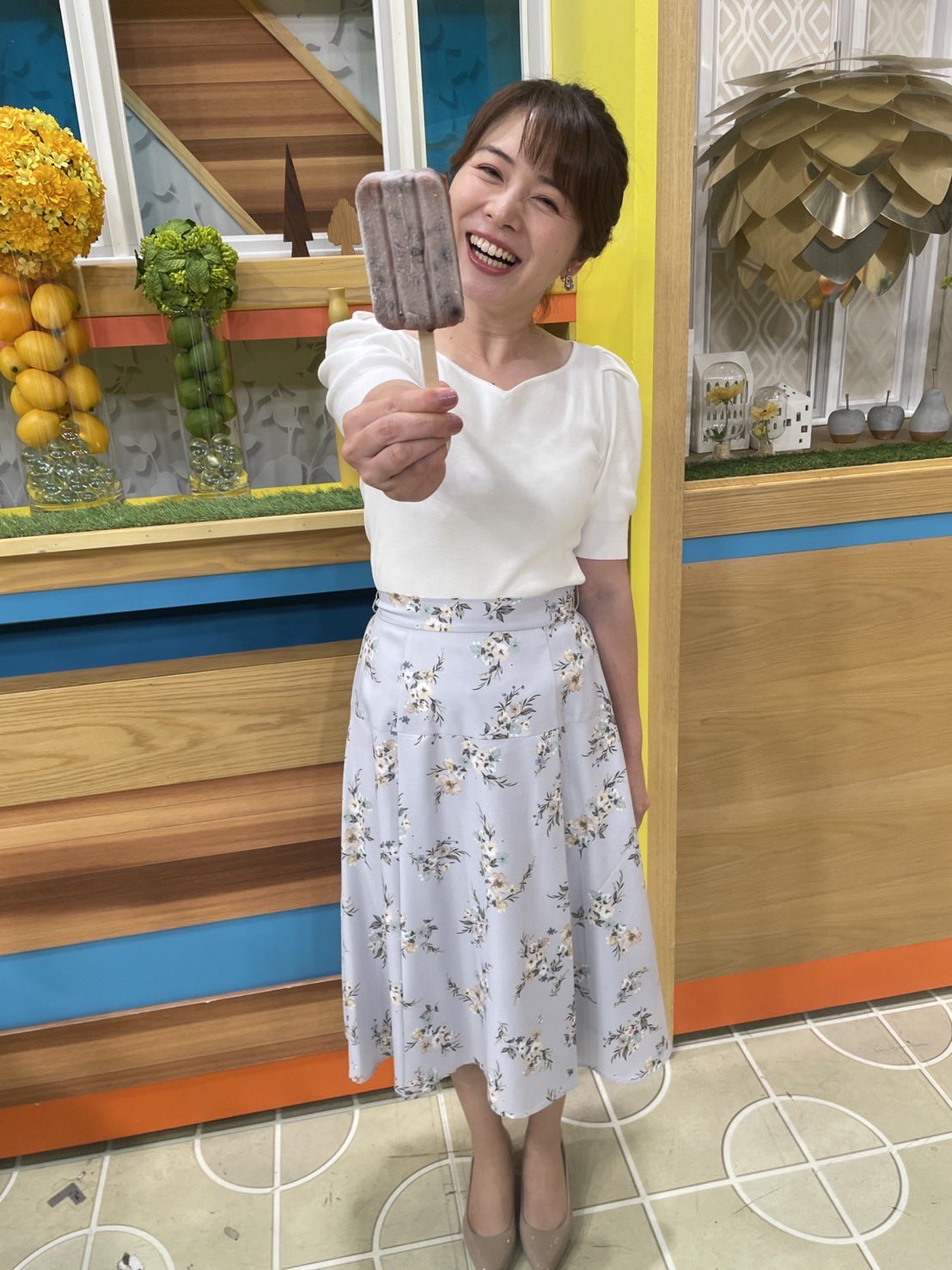 Tbsテレビ ひるおび 本日の皆川アナのコーディネートはこちら 花柄のスカートとあわせてシンプルなコーデに 今日はプレゼントのあずきバーとパシャリ 冷たいアイスで涼みましょう 本日もひるおびをご覧頂きありがとうございました 明日も