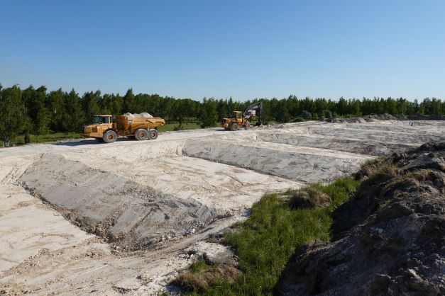 YaraSuomi's tweet photo. Yaran Uudenkaupungin tehtaan kipsikasan pesuhanke on käynnistynyt. Tavoitteena on, että uuden menetelmän avulla saadaan poistettua kasan viimeisetkin pienet fosforipäästöt. https://t.co/oGZAO2KNtU #vastuullisuus #Itämeri #ympäristö #kipsi https://t.co/LtquAtFt8f