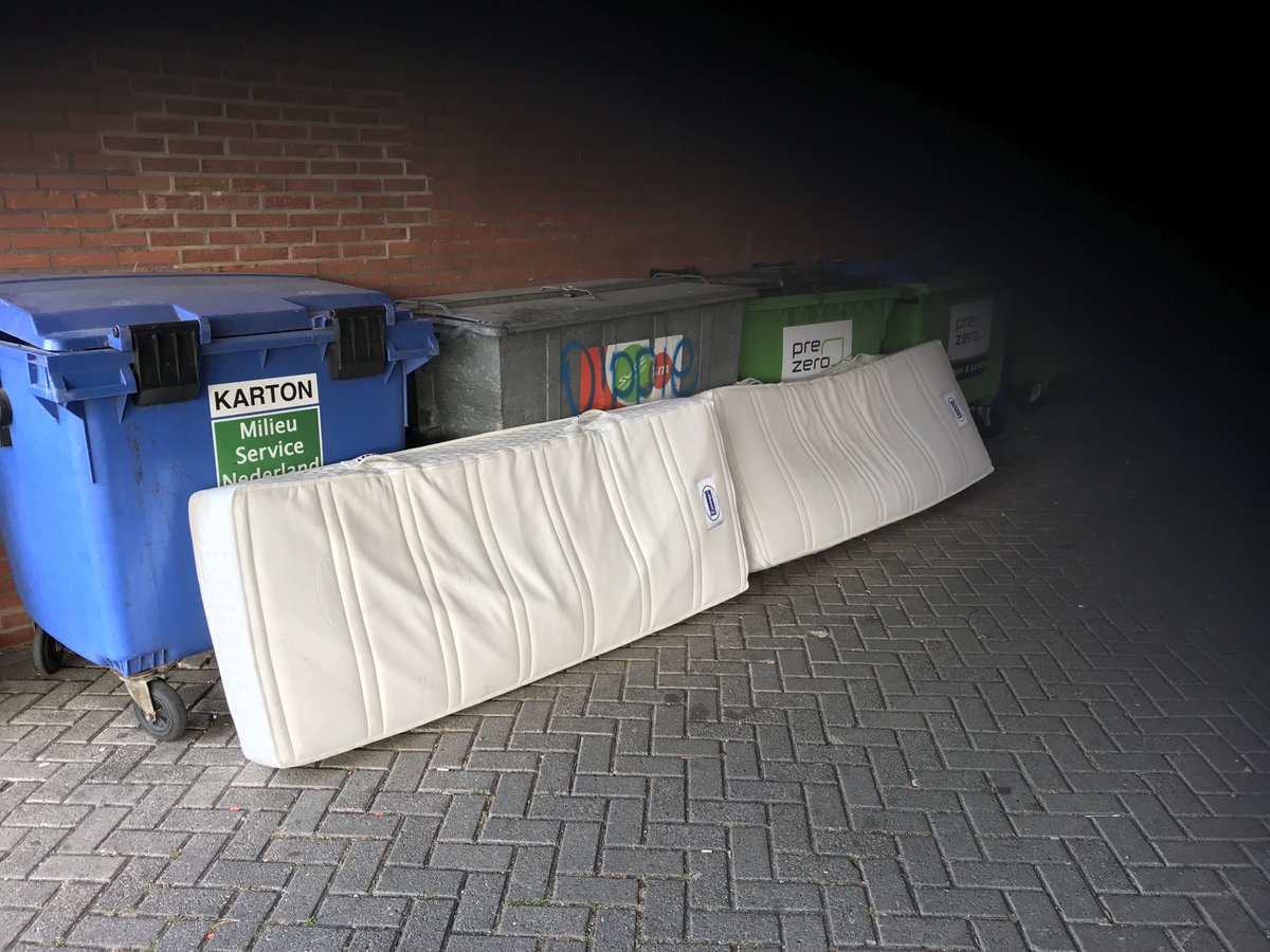 ⁦@Handhavers_HLMR⁩ ⁦<a href="/meerlanden/">Meerlanden</a>⁩ HELP! Twee matrassen bij mijn achterdeur en ik ben klaarwakker. Zijn ze -alsjeblieft- snel weg? Voorbaat!