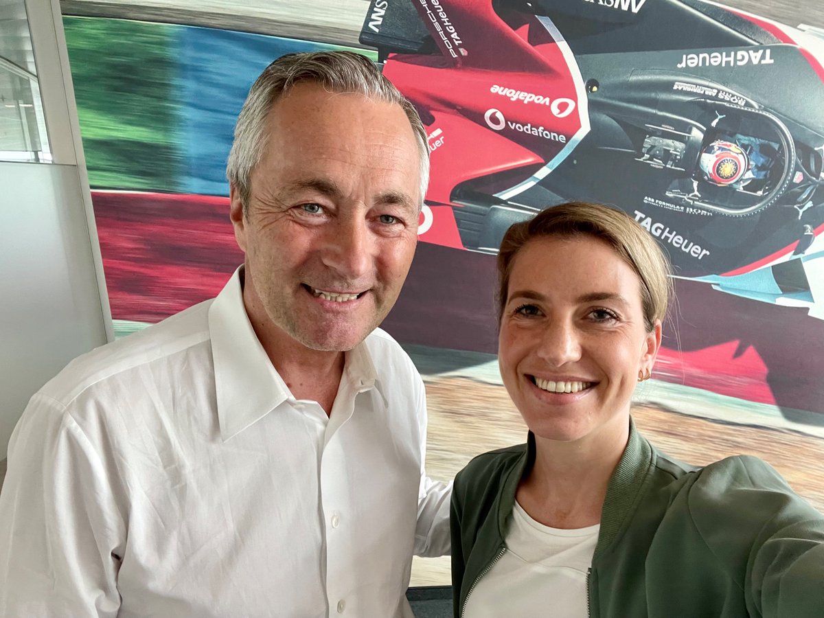 JuliaScherger's tweet image. Letztes Mal Treffen mit dem Chef @H_Ametsreiter am Düsseldorfer @vodafone_de Campus. 👋 Danke für Dein Vertrauen und für die Freiheiten, die Du uns - dem Kommunikations-Trupp - geschenkt hast. 🙏 War uns ein Fest! Auf bald! 🚀🫶