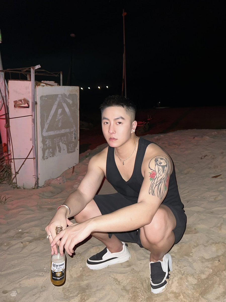 chawsong3's tweet photo. 到底是谁第一个喊我薛凯琪的啦
昨晚后海村蹦迪
身后很大声一个“我说薛凯琪怎么在这儿”
我谢谢您们 拴Q～ https://t.co/5YBrHSBDCS