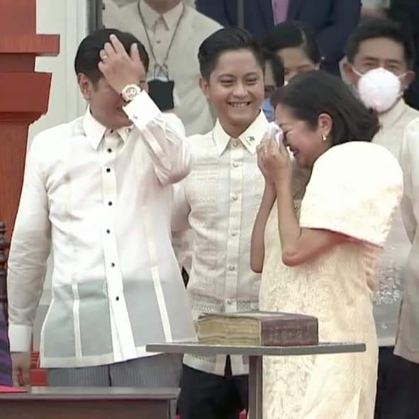 Grace05061's tweet photo. Asus ang sweet nman...tears of joy ang ating first lady....pero ang xute nibma'am sila sa wacky face niya.... for sure yng mga Bitter iba nnman nasa utak....😝 https://t.co/o16puQlA7K