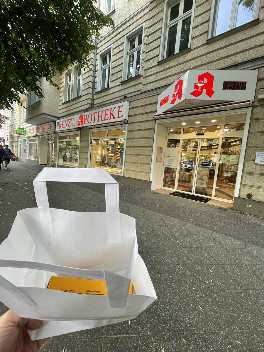 Ich habe gerade die Prenz'l Apotheke mit ihren ersten 2 #ERezept'en versorgt. Es war zwar ein bisschen Arbeit, aber alle Mitarbeiter:innen waren sehr interessiert daran wie es funktioniert - und jetzt läuft's!