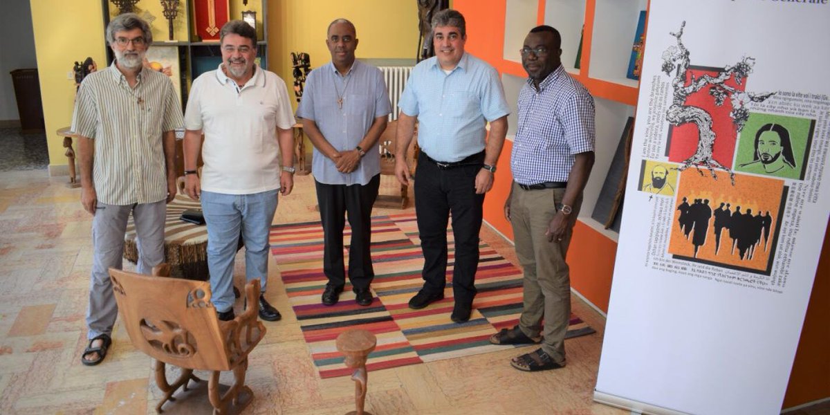 MisionerasComb1's tweet photo. #comboniane Nueva dirección general de los Misioneros Combonianos: P. Tesfaye, en el centro de la fotografía, reelegido superior general y con él los cuatro consejeros: Hermano Alberto Lamana Cónsola y los padres Luigi Fernando Codianni, David Costa Domingues y Elias Sindjalim https://t.co/rDDZZiyAts
