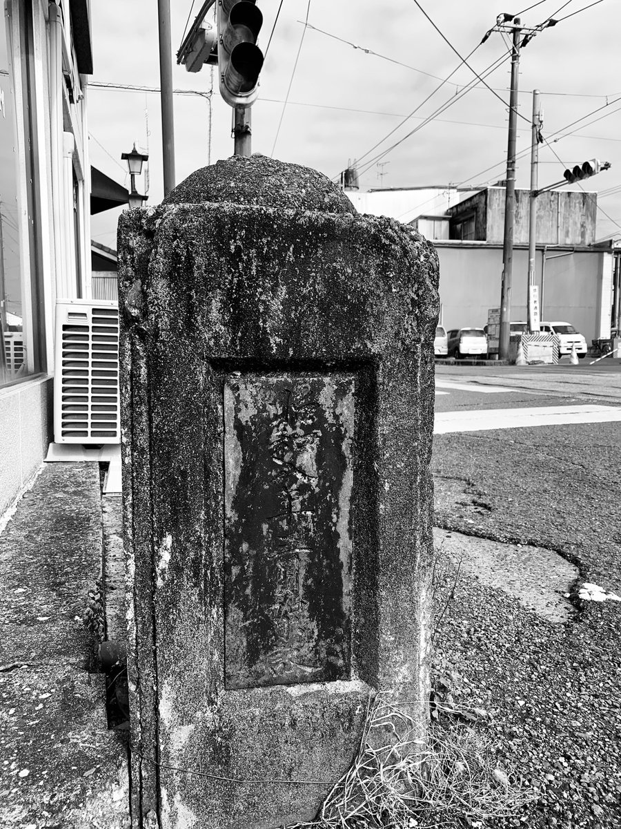 HiroTakeuchi's tweet photo. 主観的小景高知  
Where there used to be a bridge.

The scenery of the suburbs of Kochi City in Japan from my point of view and the interesting parts.   

#Newelpost
#Newel
#親柱
#Monochromephotograph
#Blackandgrayphoto https://t.co/CM1ujAj0Ct