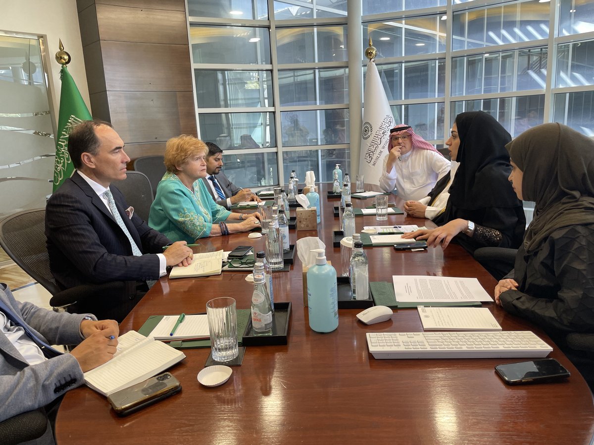 MWLOrg's tweet photo. قامت مبعوثة الولايات المتحدة الأميركية الخاصة لرصد ومكافحة معاداة السامية السفيرة ديبورا ليبستات بزيارة لمكتب الرابطة في الرياض والتقت بعدد من قيادات الرابطة من أصحاب المعالي والسعادة، وتناول اللقاء مناقشة الموضوعات ذات الصلة بأفكار التطرف وفي طليعتها كافة أشكال الكراهية. https://t.co/C5DXHHWaW8