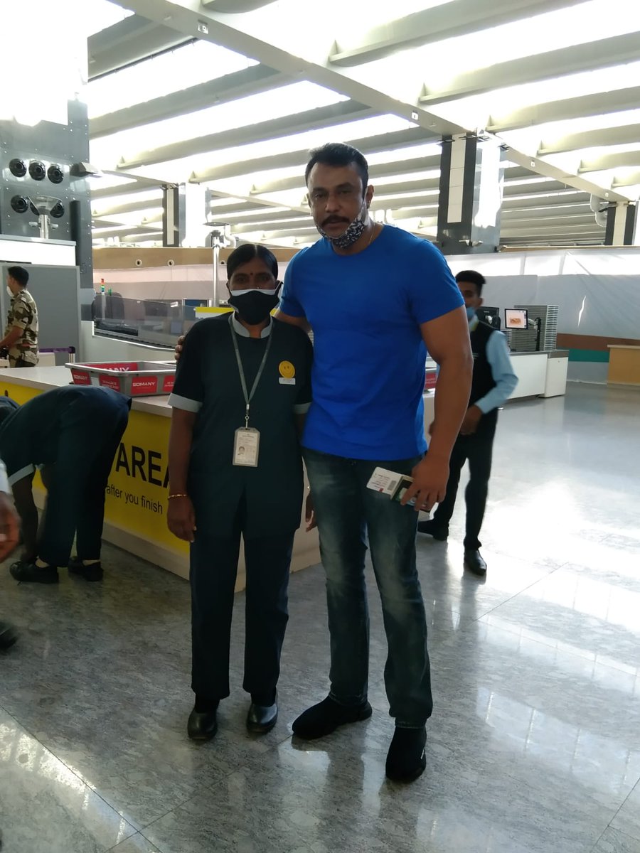 HDFanTweets's tweet photo. Today #Exclusive pic For 🐘#D_BOSS🐘 @dasadarshan
💥#ಕ್ರಾಂತಿ💥ಚಿತ್ರದ ಶೂಟಿಂಗ್ ಗಾಗಿ #ವಿದೇಶಕ್ಕೆ ಪ್ರಯಾಣ ಬೆಳೆಸಿದ ನಮ್ಮೇಲ್ಲರ ಆರಾಧ್ಯ ದೈವಾ 🙏#ಡಿಬಾಸ್💓😘 ಹಾಗೂ ಚಿತ್ರತಂಡಕ್ಕೆ ಆಲ್ ಥಿ ಬೆಸ್ಟ್ 💐😍 ಹ್ಯಾಪಿ ಜ್ಯೂರ್ನಿ💥#ಕ್ರಾಂತಿ💥ಟೀಮ್

Sandalwood Original Box office #SULTHANA🤙 #DBoss #Kranti #D56 https://t.co/XovwW8EQJr