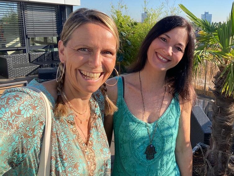 TinaConrady's tweet photo. Good Morning from Holly-Hürth - heute fancy Thursday auf der wunderschönen Dachterrasse!
Arbeitskleidung heute: türkis!
@work
#filmpool #fancythursday #filmpoolfamily https://t.co/NvGxYdyRIx