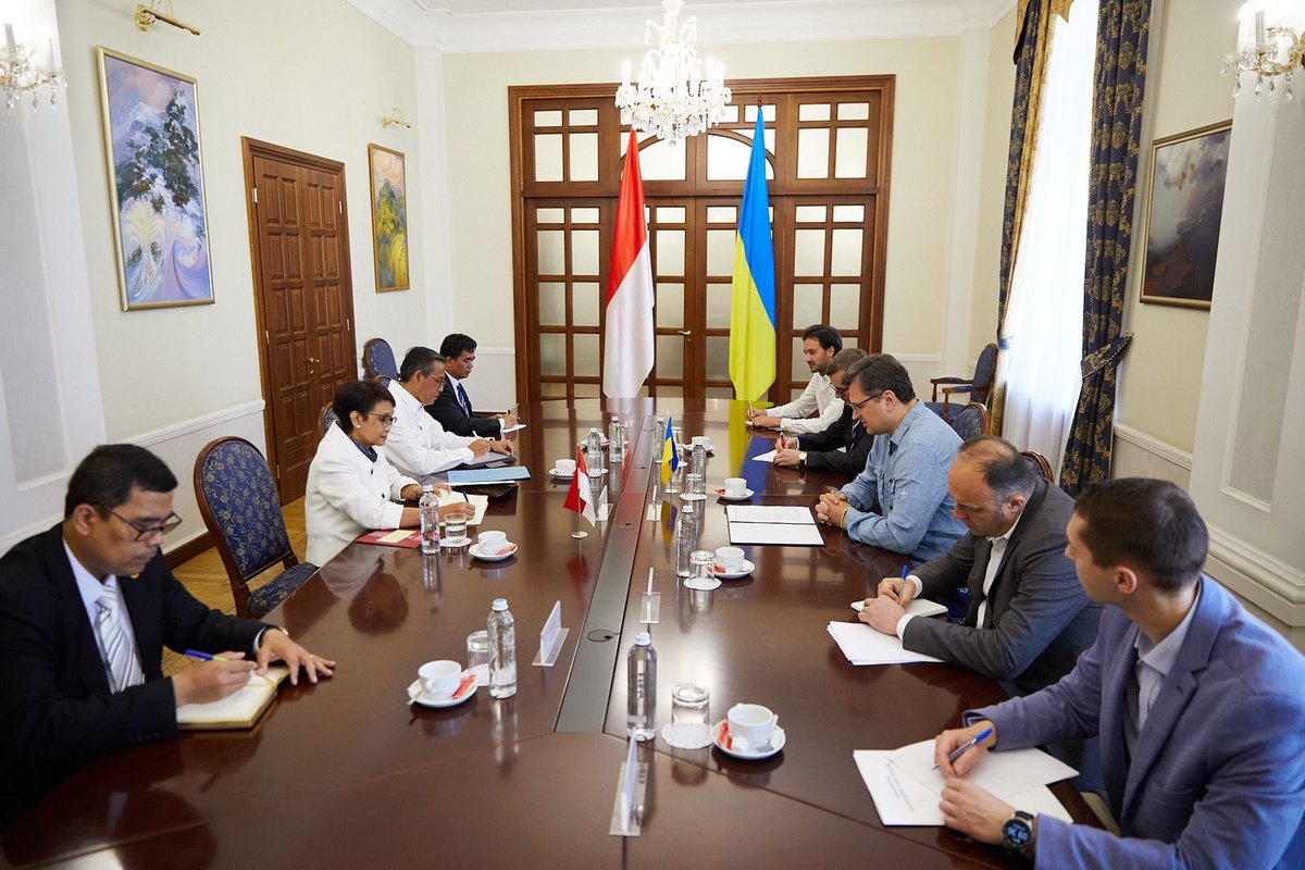 Arrived in Kyiv (29/06) and straight to a meeting with FM @DymitroKuleba to discuss final preparations for talks between President <a href="/Jokowi/">Joko Widodo</a> and President Zelenskyy