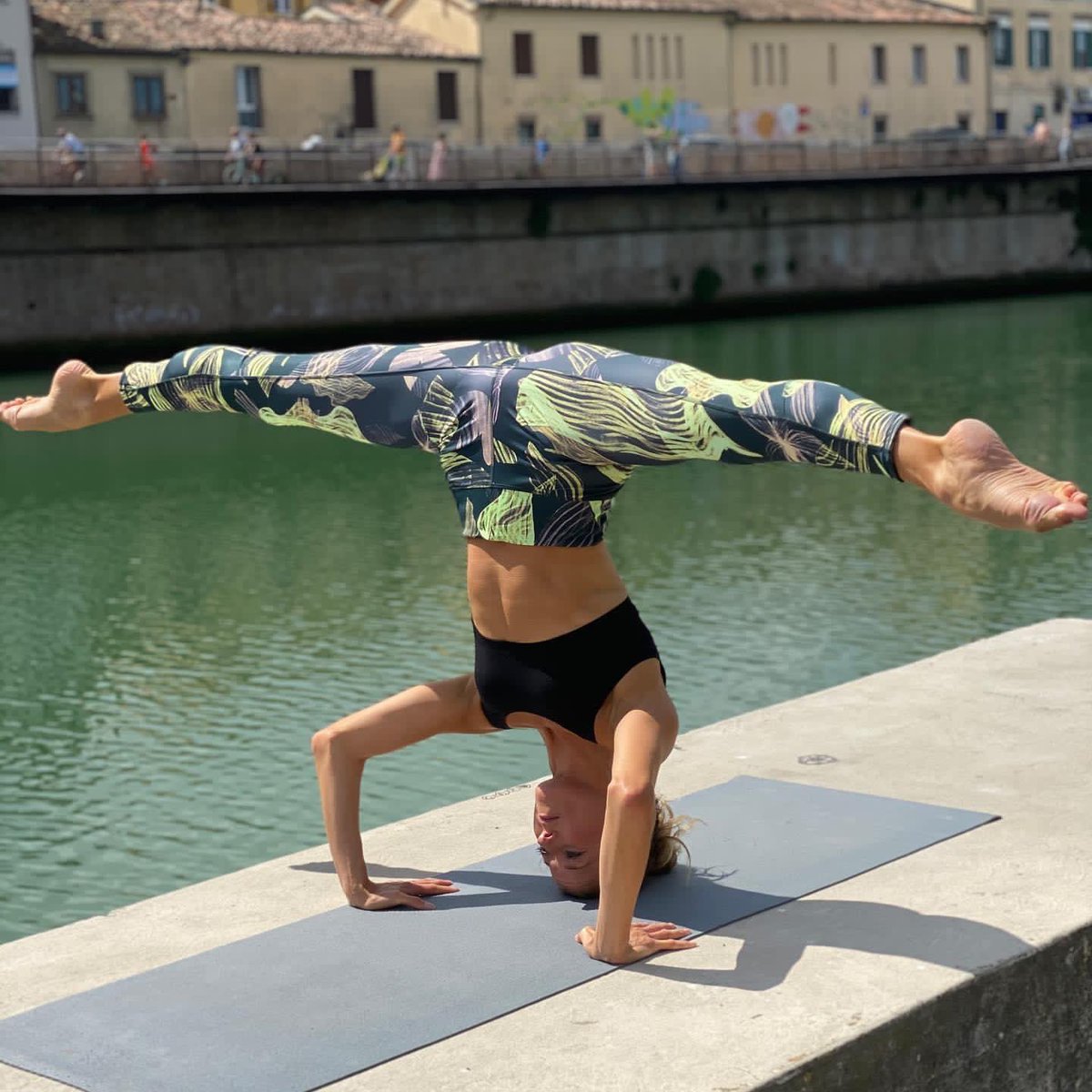 Per festeggiare il mio ritorno alla terra natia vi ripropongo questa foto scattata al ponte di Tiberio. Non si vede il ponte di Tiberio. Pazienza.