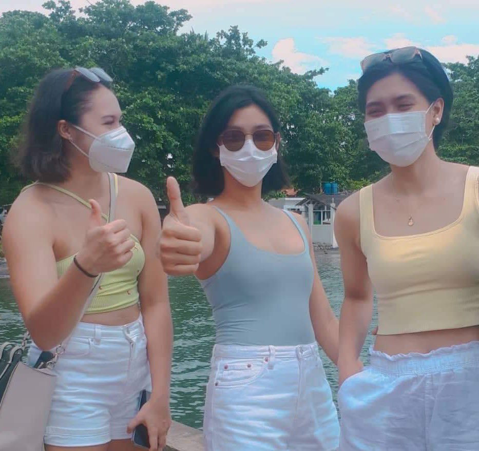 TeamJDC08's tweet photo. Enjoy your vacation, girls! 💚💙 https://t.co/5y67qDRJKw