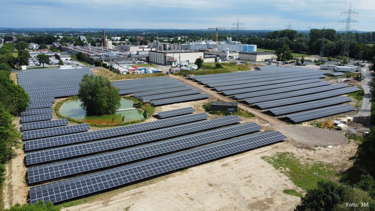 BW_Energy_'s tweet photo. Ein weiterer Schritt für mehr #Solarenergie in #NRW. B&amp;W Energy installiert knapp 3,7 MWp große #PV-Freiflächenanlage am Standort von @3MDeutschland in Hilden. Mehr Infos in unserer PM zur offiziellen Inbetriebnahme https://t.co/f0qUJSXmzB https://t.co/XVzhoa4a9L