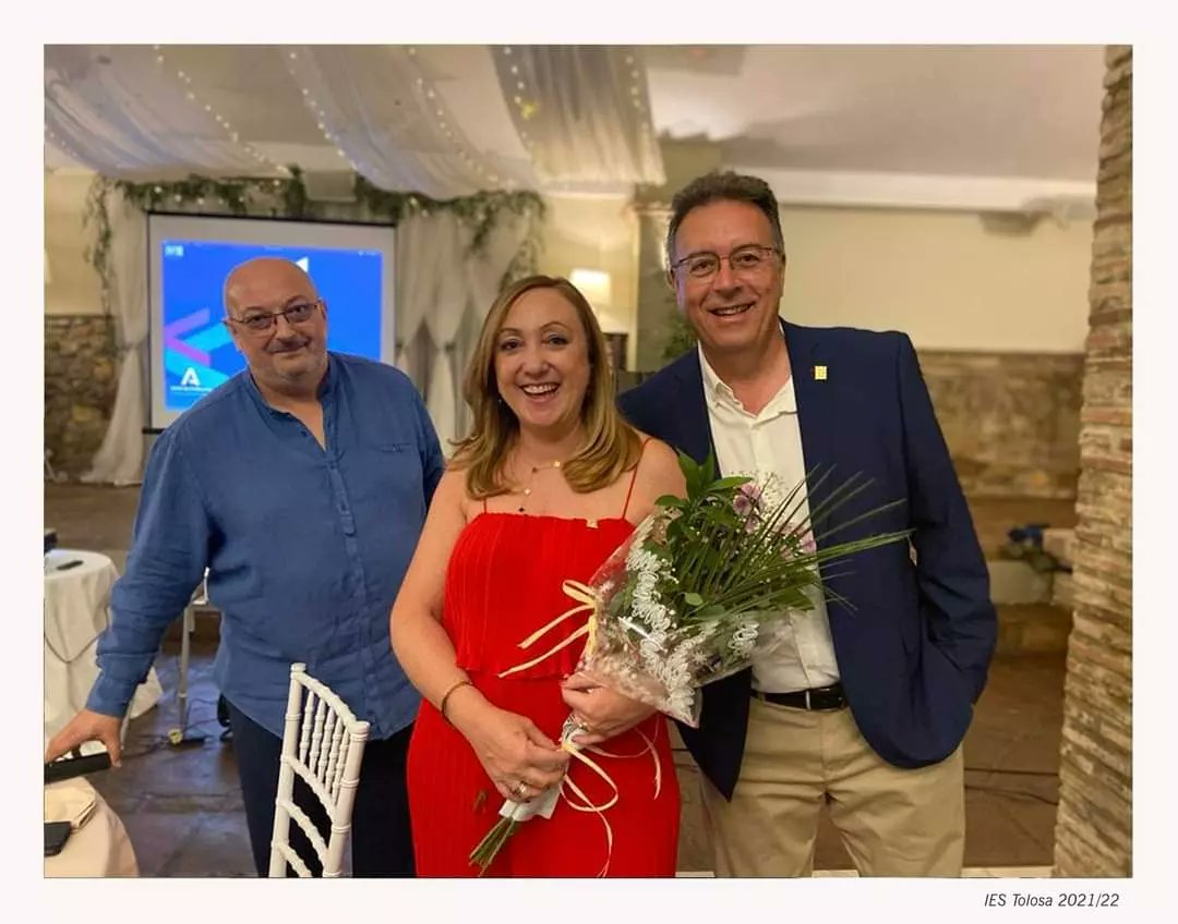 Despedimos por jubilación a Juana Boza Bonilla, del Dpto de Lenguas Clásicas y José Reyes Fernández Tirado, del Dpto de Geografía e Historia. También felicitar a Ginés Nicolás Salinas y Chelo García García, por recibir la insignia de oro de los 25 años en el centro.