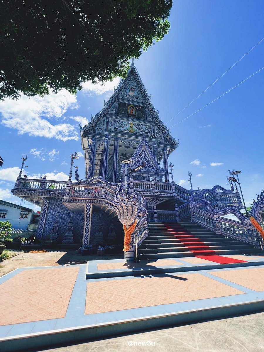 สายท่องเที่ยว สายบุญต้องมาเยือน📍วัดปากนำ้แขมหนู จันทบุรี จุดเด่นของวัดปากนำ้แขมหนูคือโบสถ์สีนำ้เงินขาว ซึ่งก่อนหน้านี้เป็นโบสถ์หลังเก่าซึ่งมีความทรุดโทรด จึงมีการรื้อโบสถ์หลังเก่า และสร้างโบสถ์หลังใหม่ด้วยเซรามิกสีนำ้เงินขาว ลวดลายสวยมาก แนะนำเลยจ้า <a href="/ReviewTourThai/">#รีวิวทั่วไทย - เที่ยวไทยแบบฮิปๆ</a> #รีวิวทั่วไทย