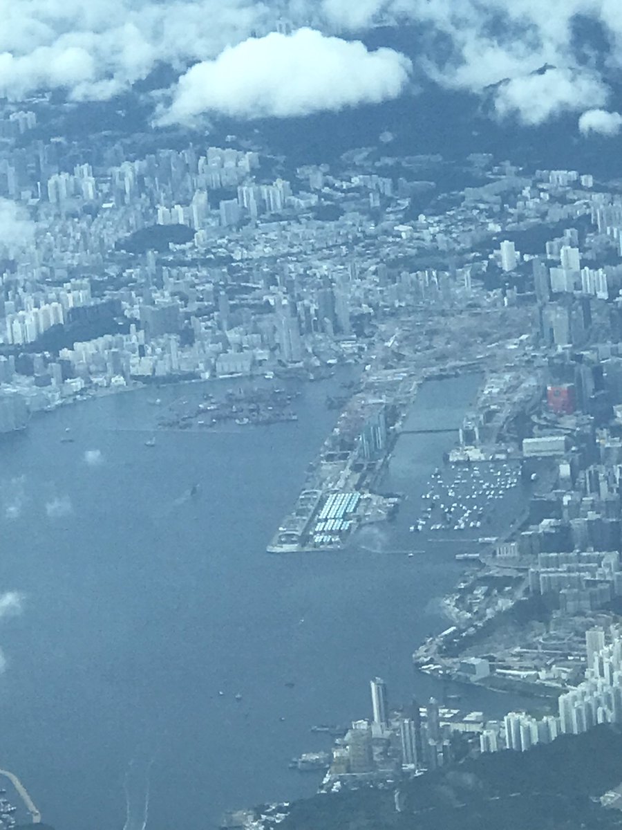 A bit overcast into #hongkong today but great to see the old site of #kaitak airport.
#Avgeeks #boeing777
